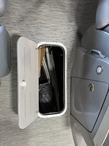 Slide: The Image of Bennington 24LX SPS Sport Arch Tri-Toon Pontoon 2023 - 29