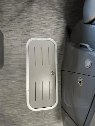 Slide: The Image of Bennington 24LX SPS Sport Arch Tri-Toon Pontoon 2023 - 30