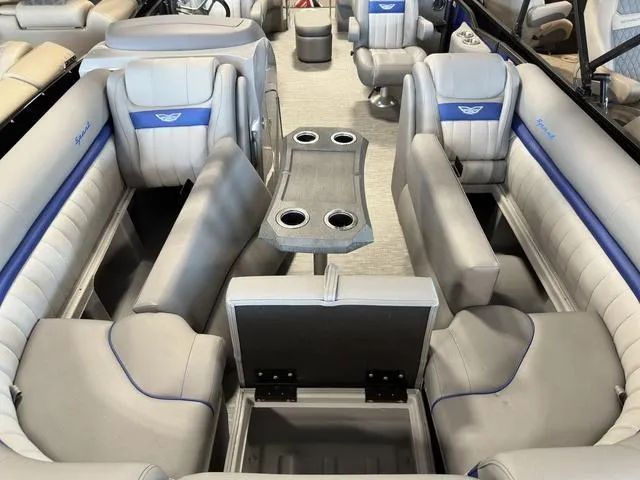 Slide: The Image of Bennington 24LX SPS Sport Arch Tri-Toon Pontoon 2023 - 31