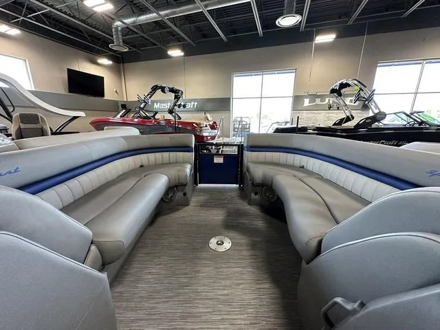 Slide: The Image of Bennington 24LX SPS Sport Arch Tri-Toon Pontoon 2023 - 34