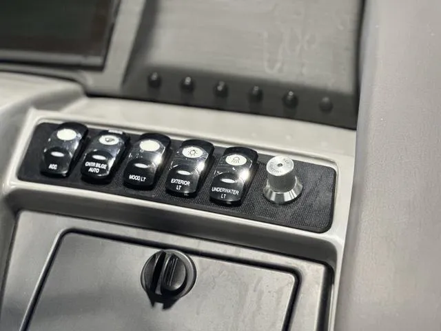 Slide: The Image of Bennington 24LX SPS Sport Arch Tri-Toon Pontoon 2023 - 37