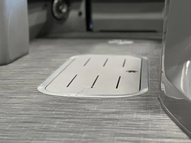 Slide: The Image of Bennington 24LX SPS Sport Arch Tri-Toon Pontoon 2023 - 38