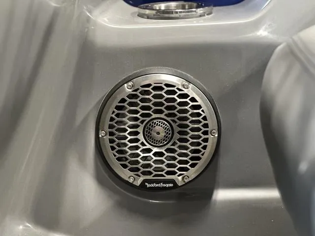 Slide: The Image of Bennington 24LX SPS Sport Arch Tri-Toon Pontoon 2023 - 40