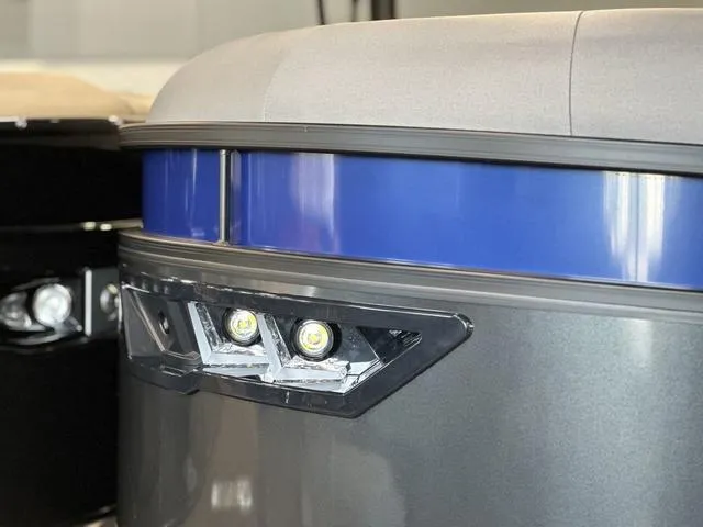 Slide: The Image of Bennington 24LX SPS Sport Arch Tri-Toon Pontoon 2023 - 51