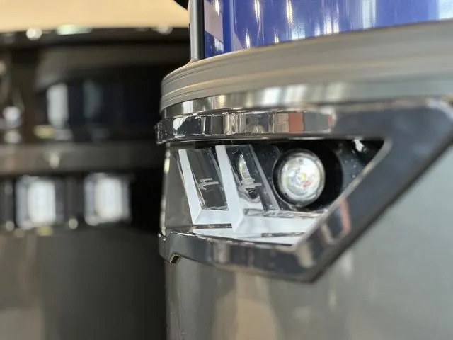 Slide: The Image of Bennington 24LX SPS Sport Arch Tri-Toon Pontoon 2023 - 52