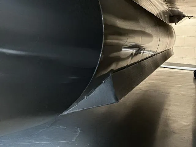 Slide: The Image of Bennington 24LX SPS Sport Arch Tri-Toon Pontoon 2023 - 62