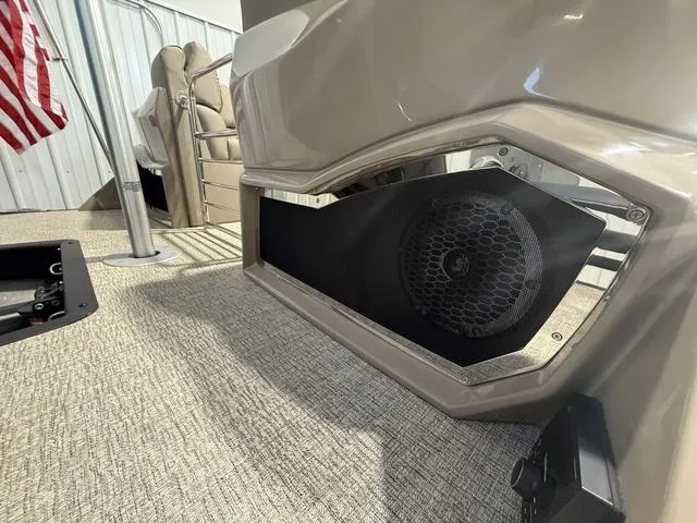 Slide: The Image of Bennington 25QFB ESP Tri-Toon Pontoon 2025 - 14