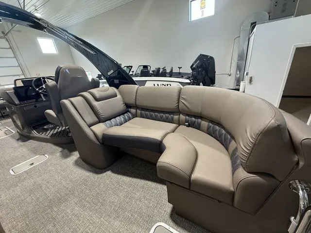 Slide: The Image of Bennington 25QFB ESP Tri-Toon Pontoon 2025 - 22