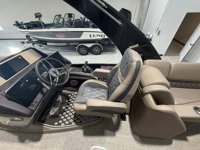 Slide: The Image of Bennington 25QFB ESP Tri-Toon Pontoon 2025 - 29