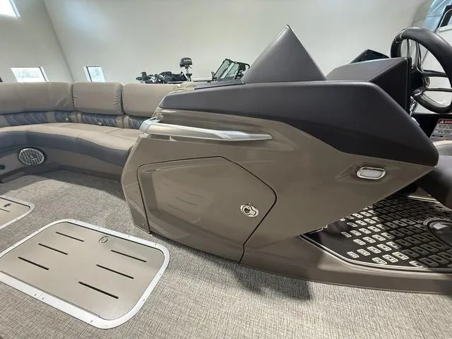 Slide: The Image of Bennington 25QFB ESP Tri-Toon Pontoon 2025 - 31