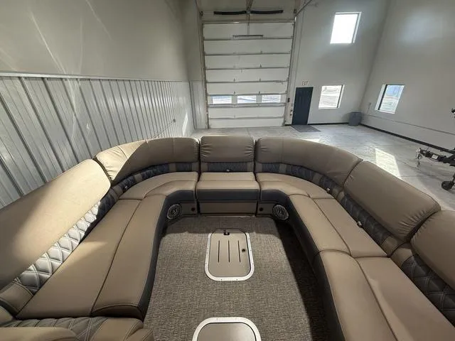 Slide: The Image of Bennington 25QFB ESP Tri-Toon Pontoon 2025 - 33