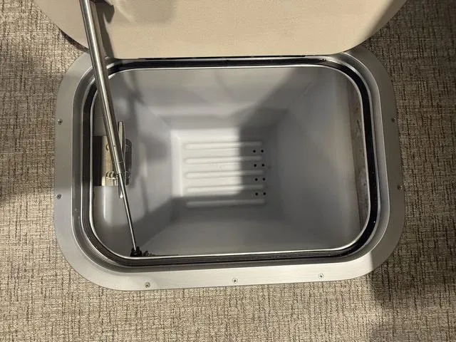 Slide: The Image of Bennington 25QFB ESP Tri-Toon Pontoon 2025 - 36