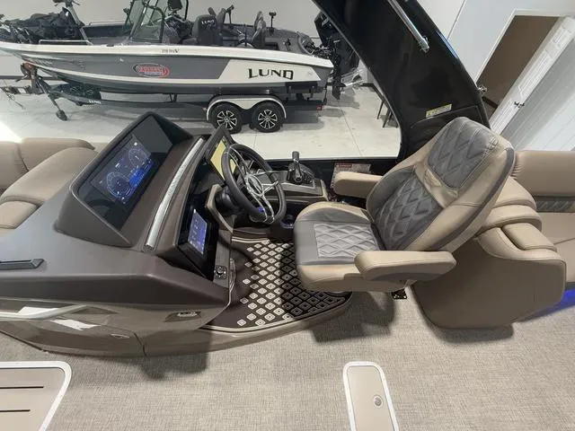 Slide: The Image of Bennington 25QFB ESP Tri-Toon Pontoon 2025 - 46