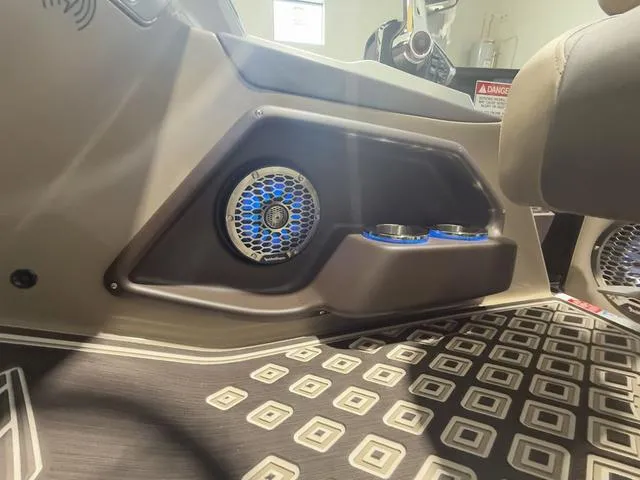 Slide: The Image of Bennington 25QFB ESP Tri-Toon Pontoon 2025 - 48