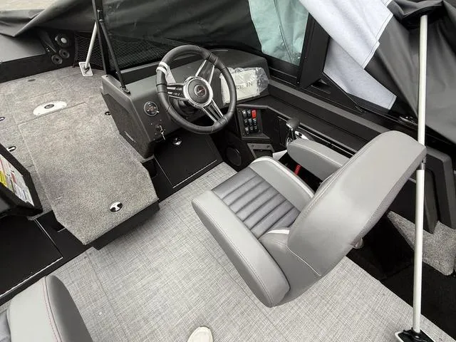 Slide: The Image of Alumacraft Competitor 205X Sport 2025 - 7