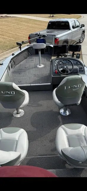 Slide: The Image of 2003 Lund 2025 Pro-V Magnum SE boat interior with seating and steering console. - 10