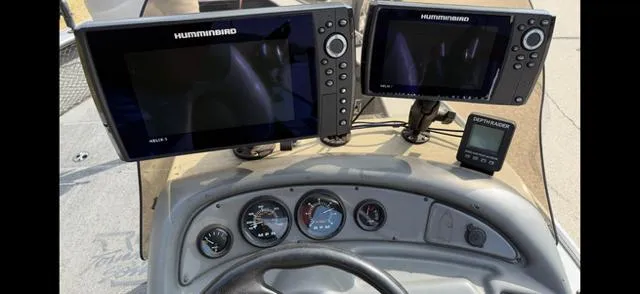 Slide: The Image of Dashboard of 2003 Lund 2025 Pro-V Magnum SE with Humminbird electronics. - 12
