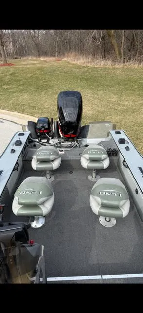 Slide: The Image of 2003 Lund 2025 Pro-V Magnum SE boat interior with four seats and motor. - 16