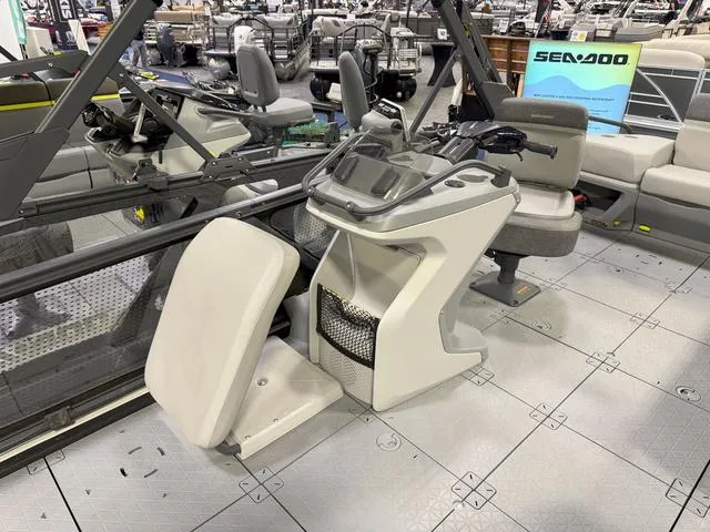 Slide: The Image of Sea-Doo Switch™ Cruise Limited 21 - 230 Hp Painted 2025 - 32