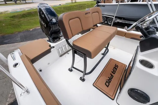 Slide: The Image of Sea Pro 202 Center Console 2025 - 10