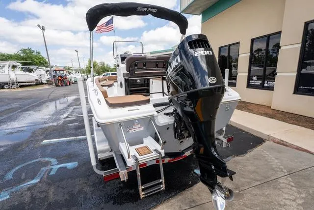 Slide: The Image of Sea Pro 202 Center Console 2025 - 3