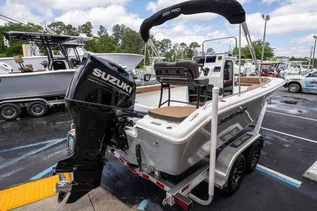 Slide: The Image of Sea Pro 202 Center Console 2025 - 4