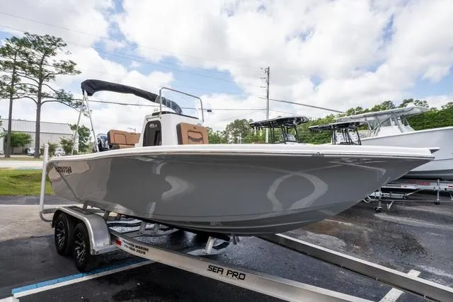 Slide: The Image of Sea Pro 202 Center Console 2025 - 6