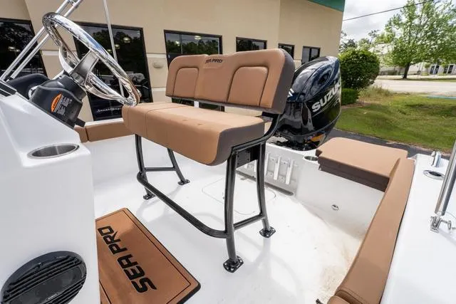 Slide: The Image of Sea Pro 202 Center Console 2025 - 8