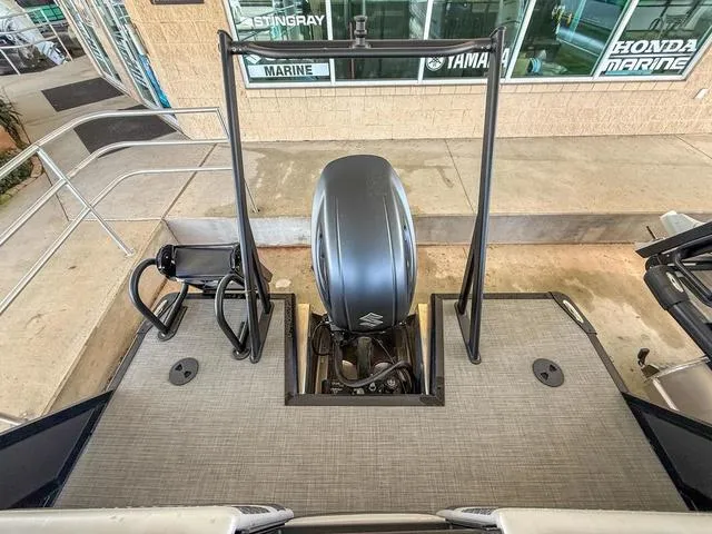 Slide: The Image of Viaggio By Misty Harbor Z22U Tri-Toon (27" Tubes) 2025 - 14