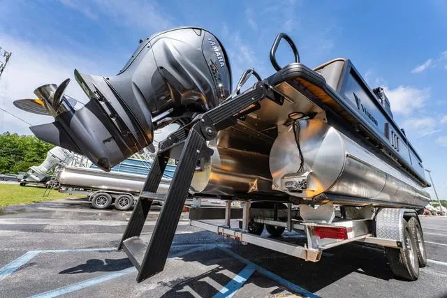 Slide: The Image of Viaggio D26UWA Tri-Toon (27" Tubes) 2025 - 11