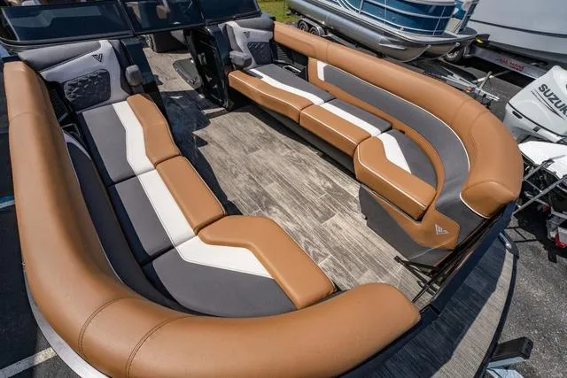 Slide: The Image of Viaggio D26UWA Tri-Toon (27" Tubes) 2025 - 12