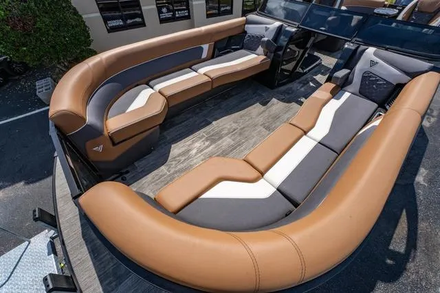 Slide: The Image of Viaggio D26UWA Tri-Toon (27" Tubes) 2025 - 13