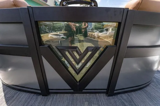 Slide: The Image of Viaggio D26UWA Tri-Toon (27" Tubes) 2025 - 14