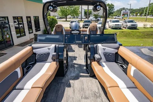 Slide: The Image of Viaggio D26UWA Tri-Toon (27" Tubes) 2025 - 15