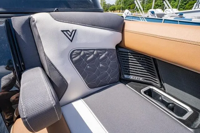 Slide: The Image of Viaggio D26UWA Tri-Toon (27" Tubes) 2025 - 16