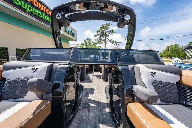 Slide: The Image of Viaggio D26UWA Tri-Toon (27" Tubes) 2025 - 17