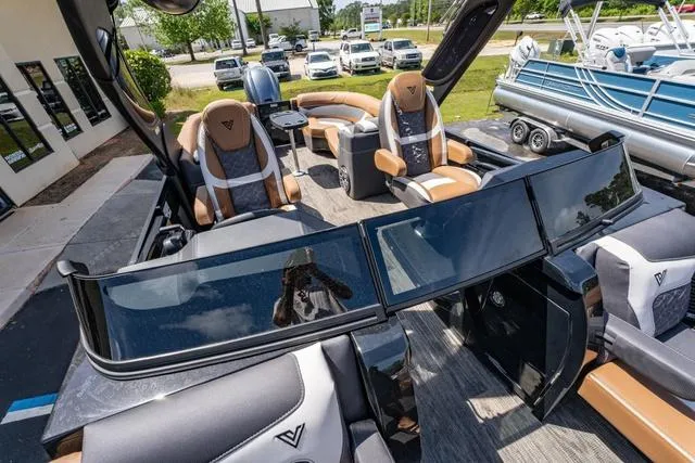 Slide: The Image of Viaggio D26UWA Tri-Toon (27" Tubes) 2025 - 18