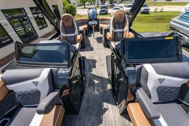 Slide: The Image of Viaggio D26UWA Tri-Toon (27" Tubes) 2025 - 19