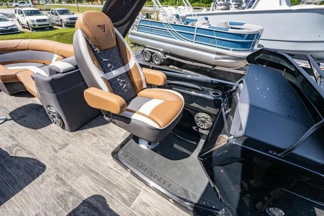 Slide: The Image of Viaggio D26UWA Tri-Toon (27" Tubes) 2025 - 20