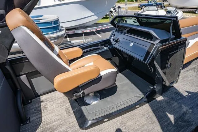 Slide: The Image of Viaggio D26UWA Tri-Toon (27" Tubes) 2025 - 21