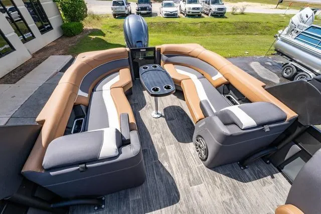 Slide: The Image of Viaggio D26UWA Tri-Toon (27" Tubes) 2025 - 22