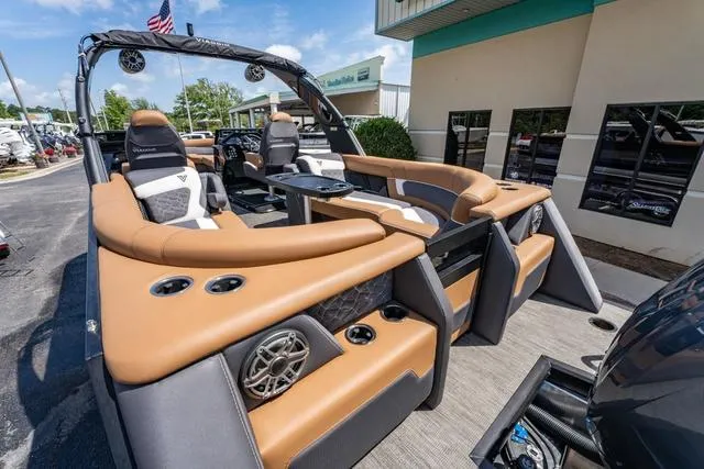 Slide: The Image of Viaggio D26UWA Tri-Toon (27" Tubes) 2025 - 23