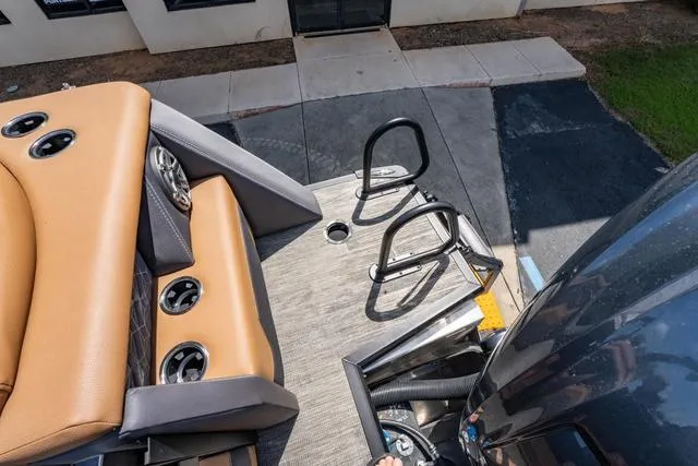 Slide: The Image of Viaggio D26UWA Tri-Toon (27" Tubes) 2025 - 24