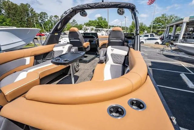 Slide: The Image of Viaggio D26UWA Tri-Toon (27" Tubes) 2025 - 25