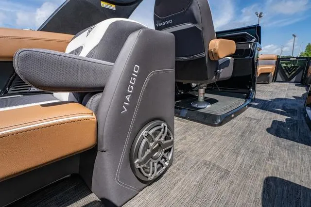 Slide: The Image of Viaggio D26UWA Tri-Toon (27" Tubes) 2025 - 26