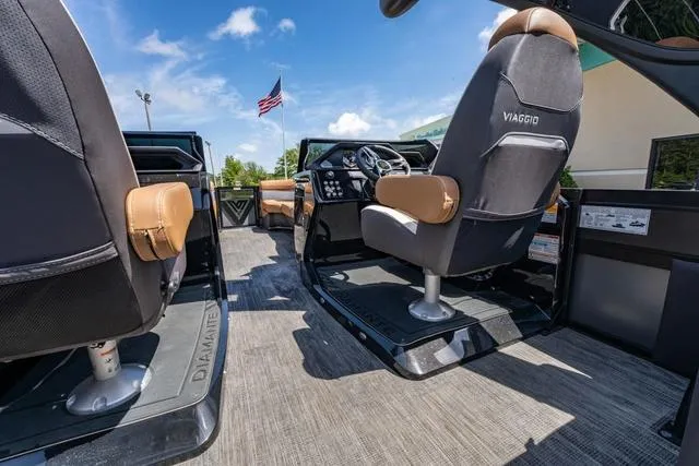 Slide: The Image of Viaggio D26UWA Tri-Toon (27" Tubes) 2025 - 27