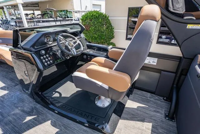 Slide: The Image of Viaggio D26UWA Tri-Toon (27" Tubes) 2025 - 28