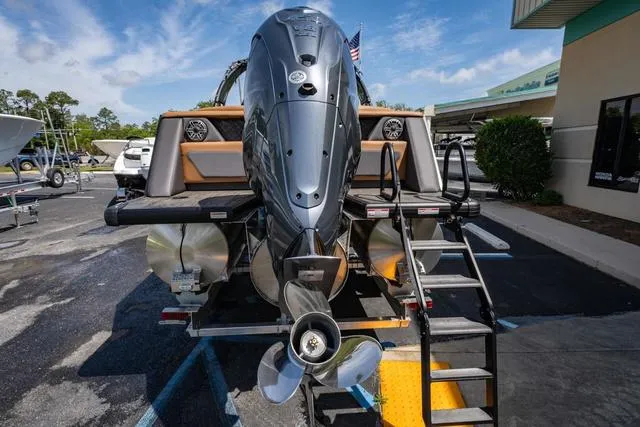 Slide: The Image of Viaggio D26UWA Tri-Toon (27" Tubes) 2025 - 4