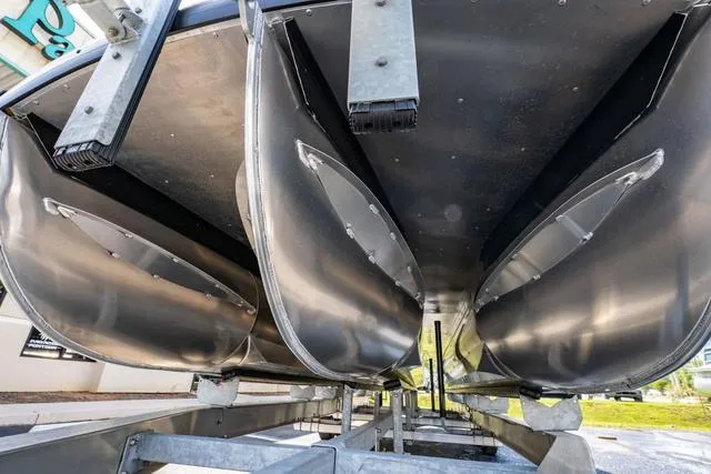 Slide: The Image of Viaggio D26UWA Tri-Toon (27" Tubes) 2025 - 9