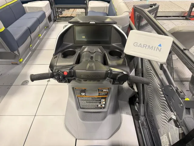 Slide: The Image of Sea-Doo Switch™ Cruise Limited 21 - 230 Hp Painted 2025 - 14